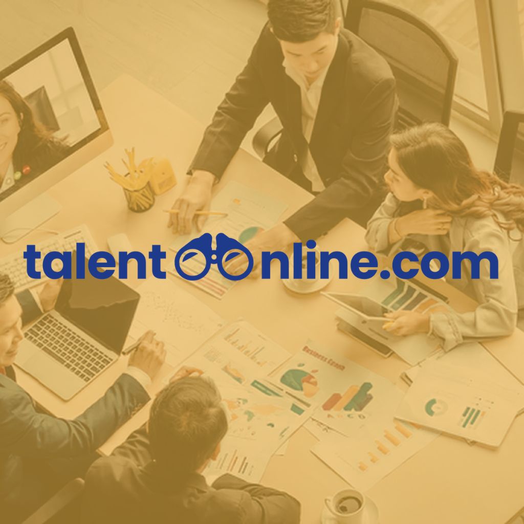 Grupo de profesionales en reunión de trabajo con gráficos y laptops, junto al logo de TalentOnline.com en color azul.